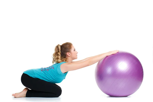 Chica instructor de fitness, muestra ejercicios con una pelota grande . — Foto de Stock