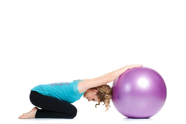 Chica instructor de fitness, muestra ejercicios con una pelota grande . — Foto de Stock