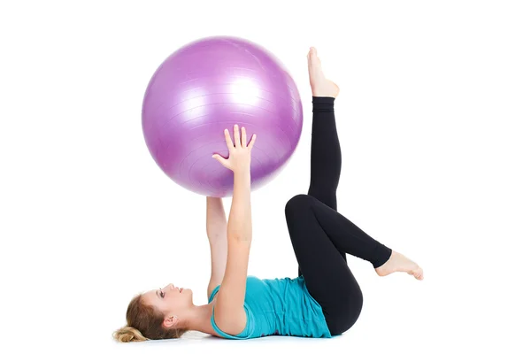 Chica instructor de fitness, muestra ejercicios con una pelota grande . — Foto de Stock