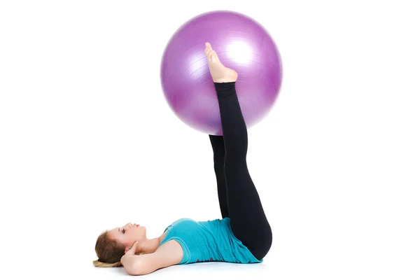 Fitnesstrainerin, zeigt Übungen mit einem großen Ball. — Stockfoto