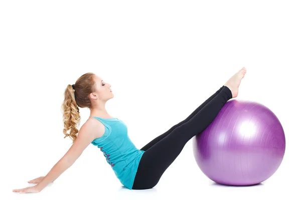 Κορίτσι-fitness εκπαιδευτή, δείχνει ασκήσεις με μια μεγάλη μπάλα. — Φωτογραφία Αρχείου