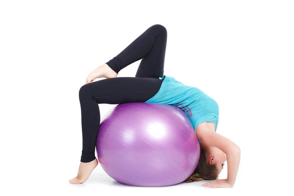 Fitnesstrainerin, zeigt Übungen mit einem großen Ball. — Stockfoto