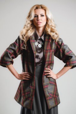 Model podyum üzerinde bir defile sırasında gelir..