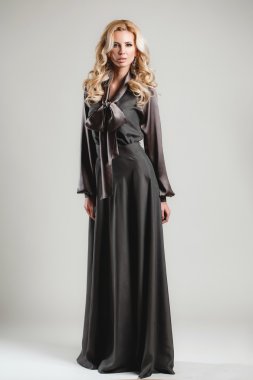 Model podyum üzerinde bir defile sırasında gelir..