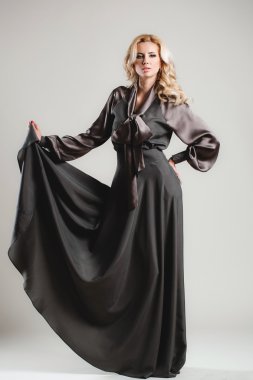 Model podyum üzerinde bir defile sırasında gelir..