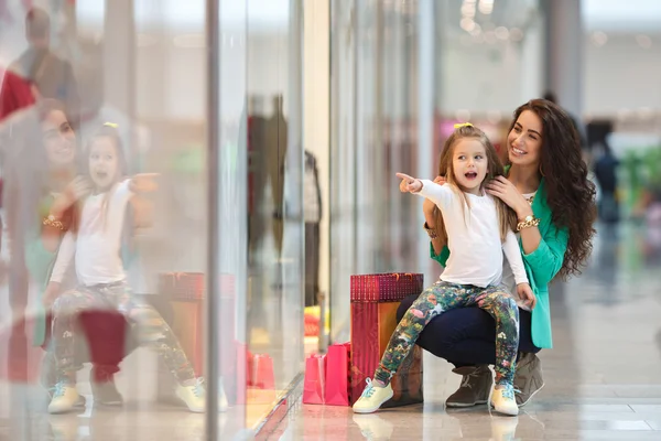 Jeune mère et sa fille faisant du shopping ensemble — Photo