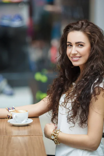 Bir kafe süpermarkette kahve içme kadın. — Stok fotoğraf
