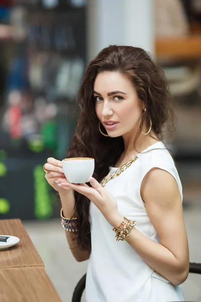 Woman drinking coffee in a cafe supermarket. — Stock Photo, Image