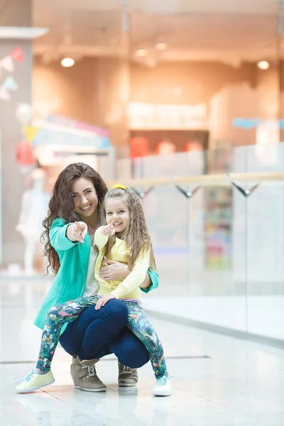 Jovem mãe e sua filha fazendo compras juntos — Fotografia de Stock