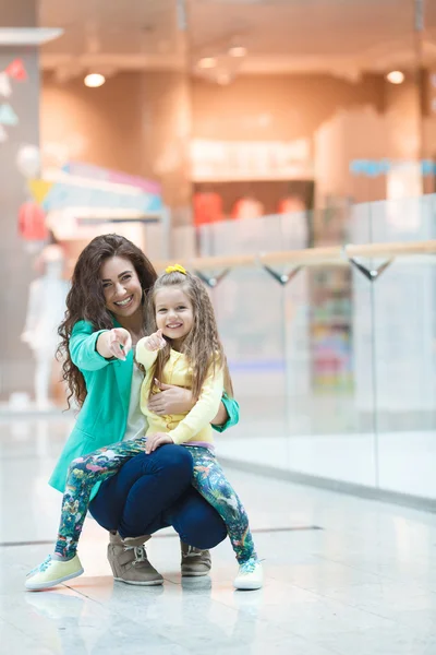 Jeune mère et sa fille faisant du shopping ensemble — Photo