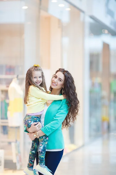 Jeune mère et sa fille faisant du shopping ensemble — Photo