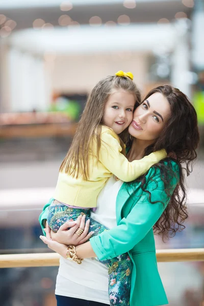 Joven madre y su hija haciendo compras juntas — Foto de Stock