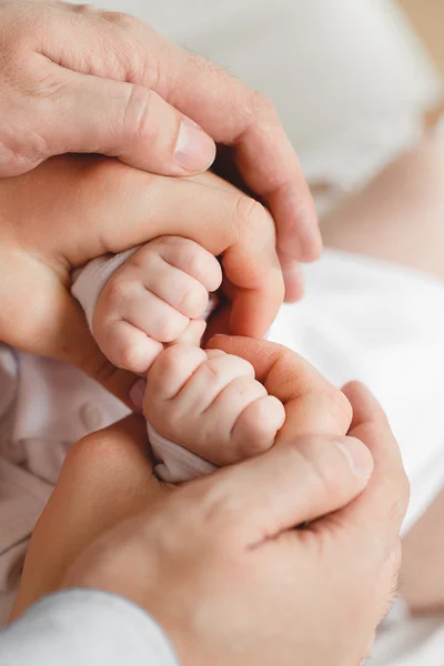 Noworodka dłonie i ręce rodziców. — Zdjęcie stockowe