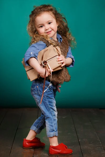 Ortrait d'une petite fille avec des livres à la main . — Photo