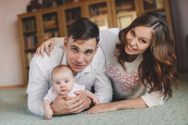 Mutlu genç Aile kucağında küçük bir çocukla.