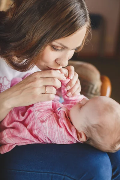 Mãe feliz com bebê recém-nascido menina em seus braços . — Fotografia de Stock