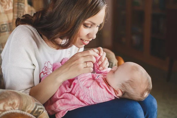 Gelukkig moeder met pasgeboren babymeisje in haar armen. — Stockfoto