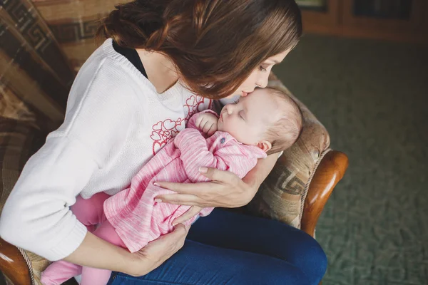 Mère heureuse avec bébé nouveau-né fille dans ses bras . — Photo