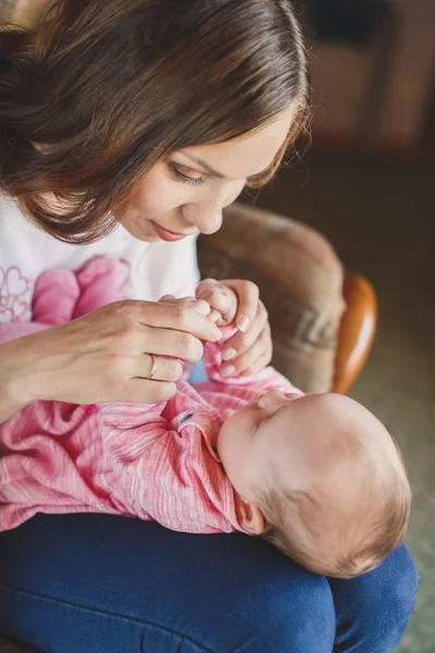 Happy mother with newborn baby girl in her arms. — Stock Photo, Image