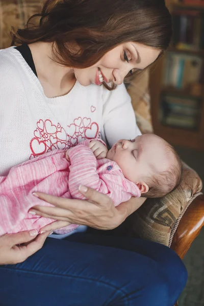 Mãe feliz com bebê recém-nascido menina em seus braços . — Fotografia de Stock