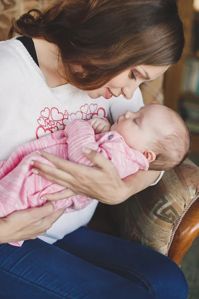 Mãe feliz com bebê recém-nascido menina em seus braços . — Fotografia de Stock