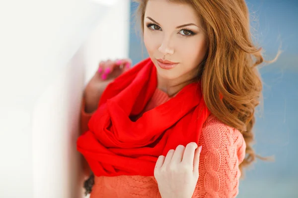 Spring portrait of a beautiful woman in the city. — Stock Photo, Image