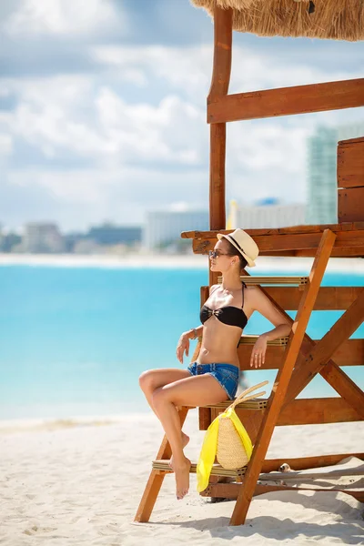 Ritratto di una bella donna su una spiaggia tropicale. — Foto Stock