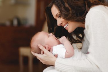 jonge Kaukasische zakenman liggend op de Bank newspapper lezen