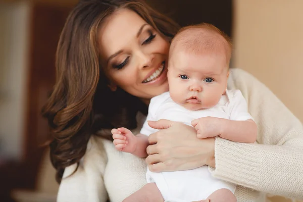 Gelukkig moeder met pasgeboren baby — Stockfoto