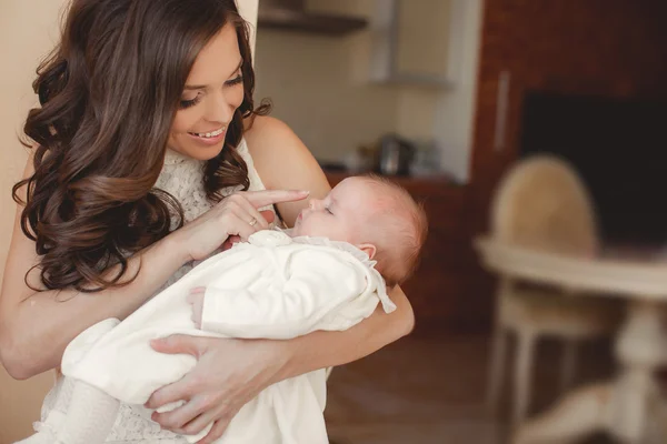 Glad mamma med nyfött barn — Stockfoto