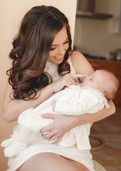 Madre feliz con bebé recién nacido — Foto de Stock