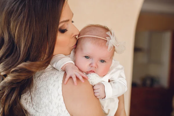 Glad mamma med nyfött barn — Stockfoto