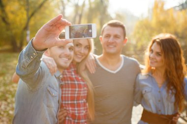 Arkadaşlarım parkta bir akıllı telefon ile fotoğraflandı.
