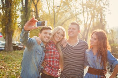 Arkadaşlarım parkta bir akıllı telefon ile fotoğraflandı.