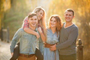 Dört iyi arkadaş dinlenmek ve sonbahar park eğlenmek.