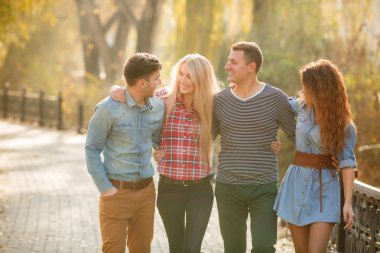 Dört iyi arkadaş dinlenmek ve sonbahar park eğlenmek.