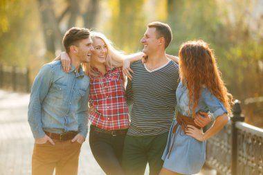 Dört iyi arkadaş dinlenmek ve sonbahar park eğlenmek.