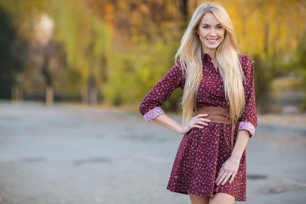 Ritratto di una bella donna in una giornata di sole nel parco . — Foto Stock