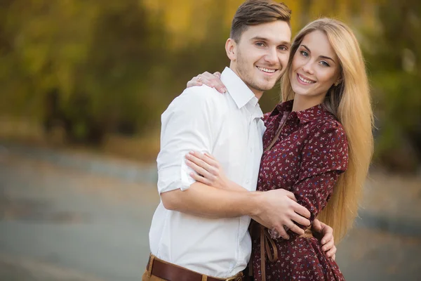 Pareja joven enamorada al aire libre en otoño en el parque . —  Fotos de Stock