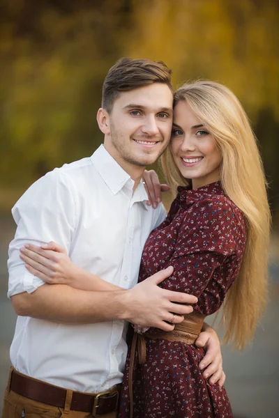 Young couple in love outdoors in autumn in the park. — Stock Photo, Image
