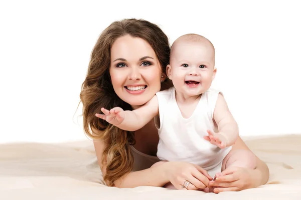 Retrato de madre feliz con bebé sobre un fondo blanco . — Foto de Stock