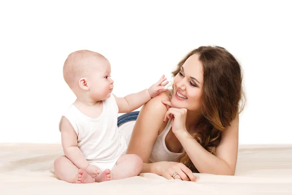 Retrato de mãe feliz com bebê em um fundo branco . — Fotografia de Stock