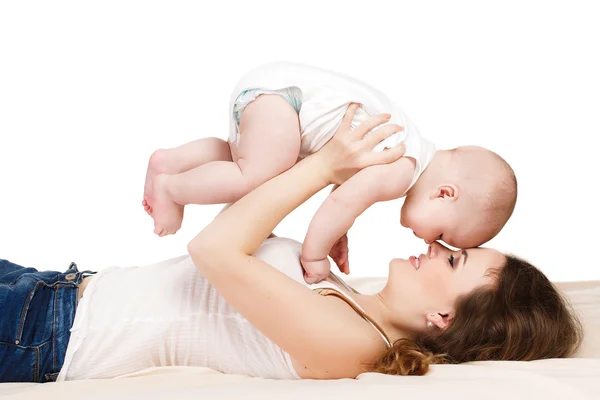 Portrait de mère heureuse avec bébé sur fond blanc . — Photo