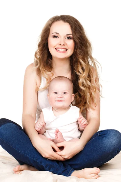 Portrait de mère heureuse avec bébé sur fond blanc . — Photo