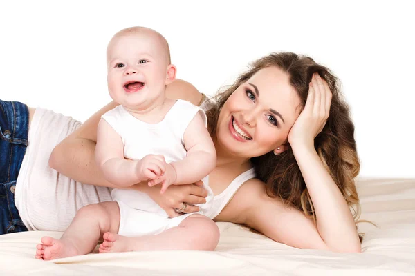 Portrait de mère heureuse avec bébé sur fond blanc . — Photo