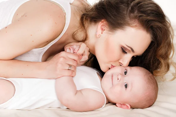 Portrait de mère heureuse avec bébé sur fond blanc . — Photo
