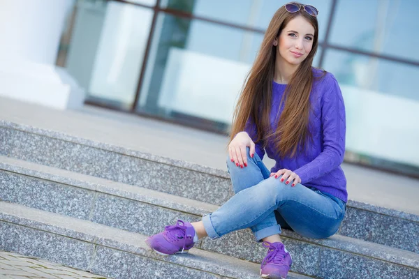 Retrato de jovem sorrindo bela mulher — Fotografia de Stock