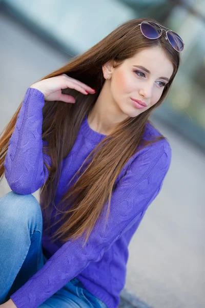 Retrato de jovem sorrindo bela mulher — Fotografia de Stock