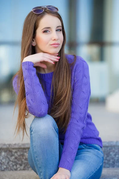 Retrato de joven sonriente hermosa mujer —  Fotos de Stock