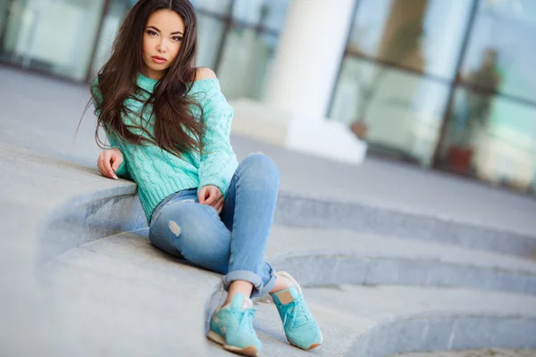 Jonge glimlachende vrouw buiten portret. — Stockfoto